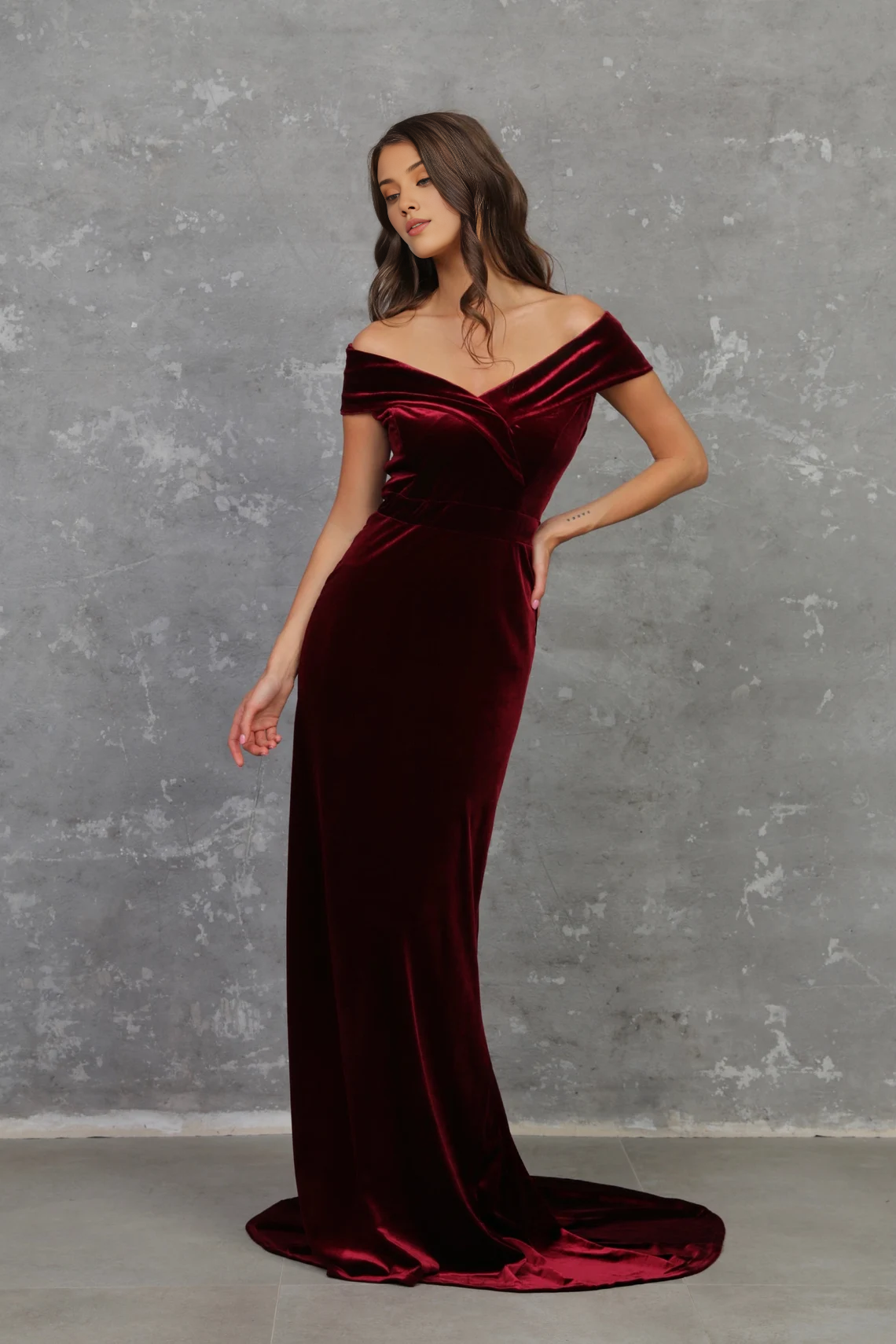 Elegante vestido de dama de honor color burdeos con escote en V, de terciopelo, corte A, largo hasta el suelo, hombros descubiertos, para cóctel y fiesta